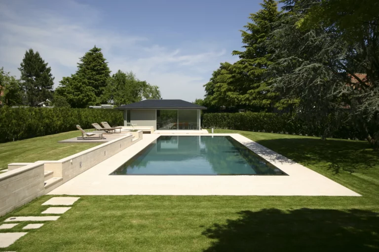 Piscine extérieure et pool-house à Crans-près-Céligny