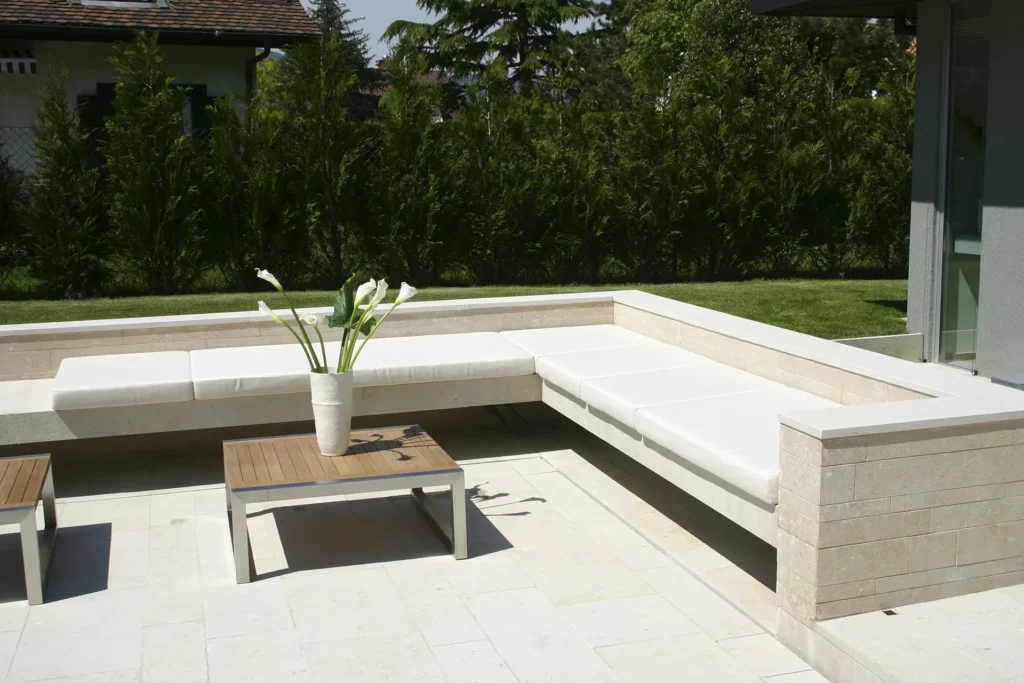 Piscine extérieure et pool-house à Crans-près-Céligny