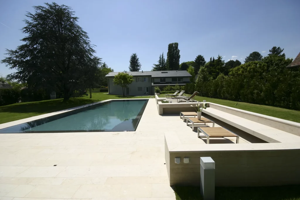 Piscine extérieure et pool-house à Crans-près-Céligny